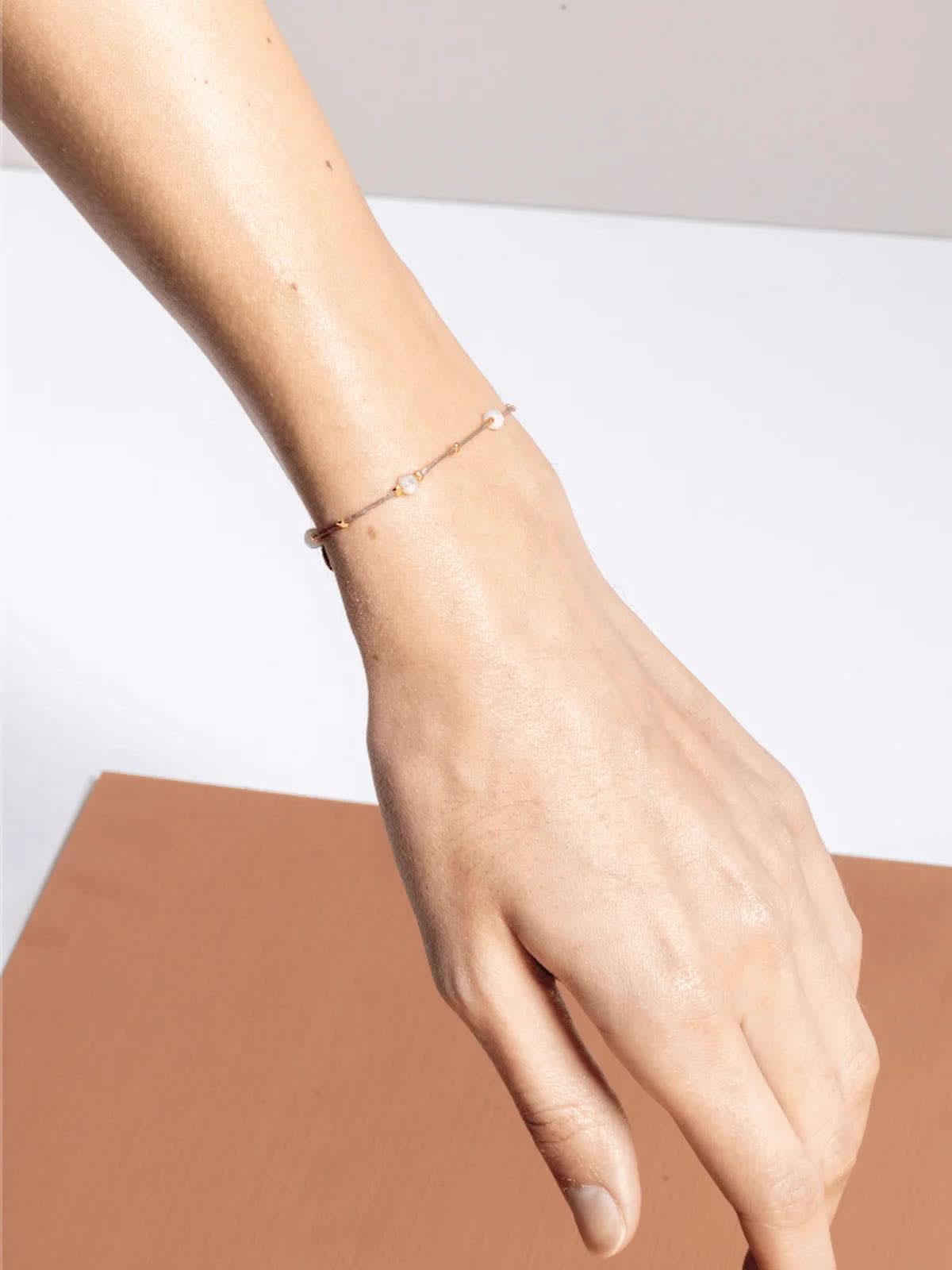 Yoomee Bracelete Crystal Dots Moonstone Grey Gold Plated