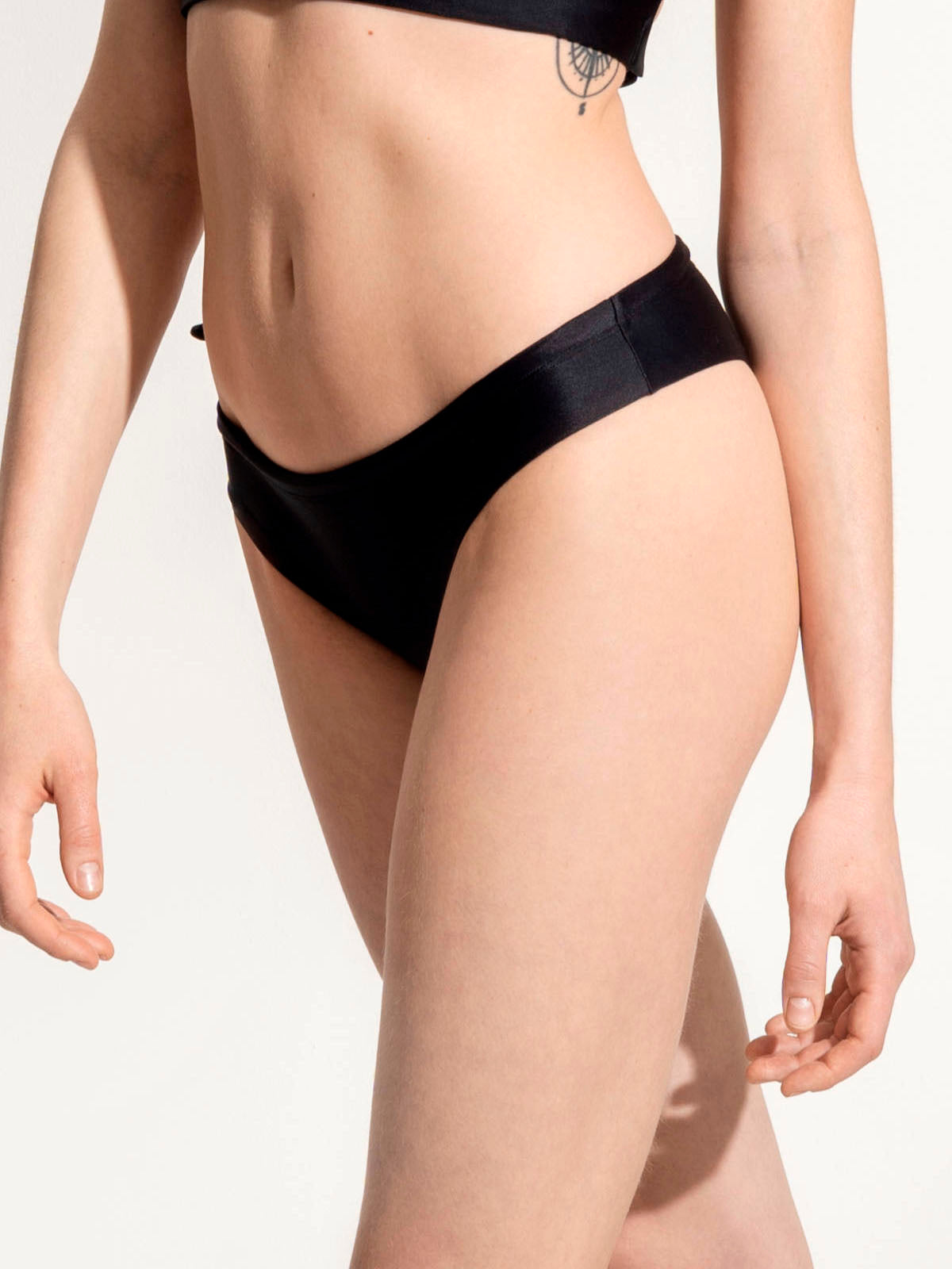 OY Surf Surf Bikini Bottom Mako Schwarz Recycled Nylon