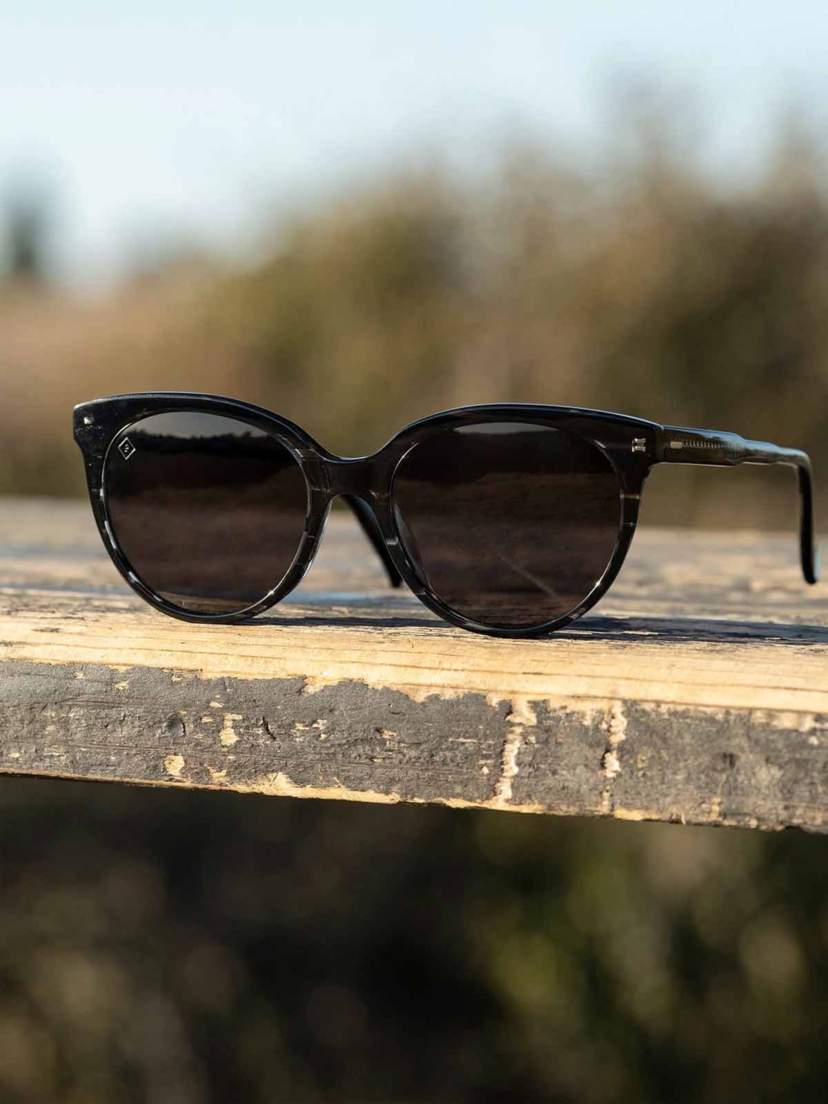 Raen Lily Licorice / Dark Smoke Polarized