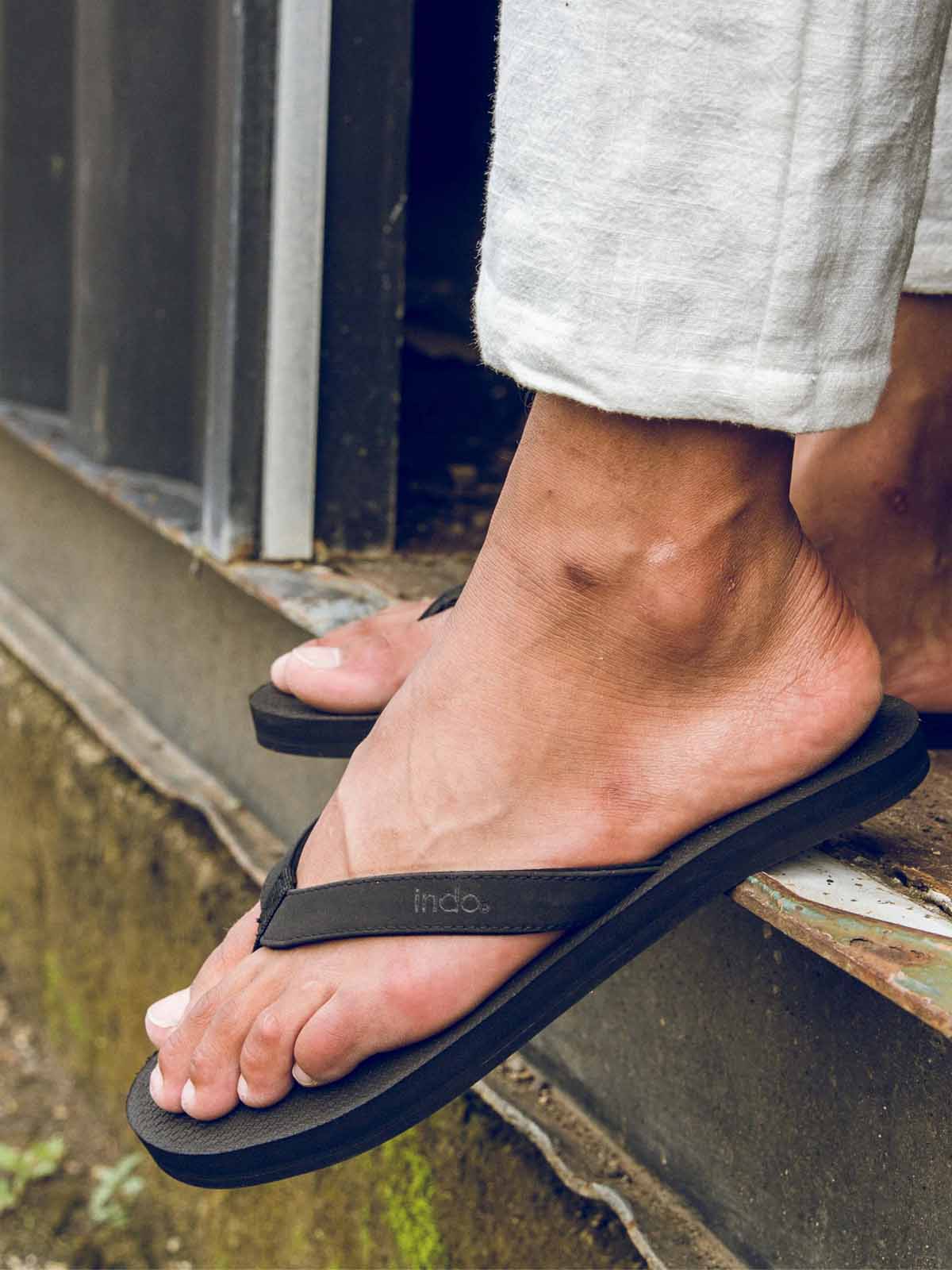 Indosole Mens ESSNTLS Flip Flops Black