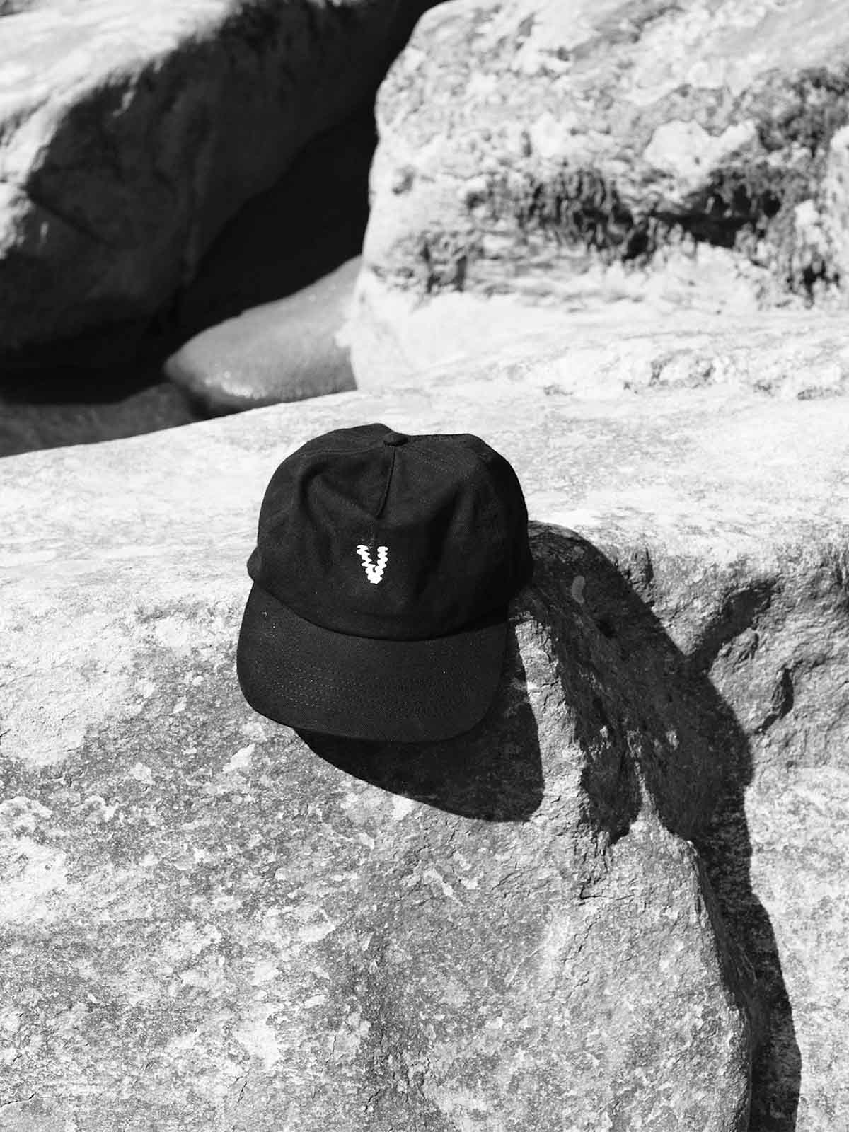 Visitor Wavey Cap Organic Cotton Black White