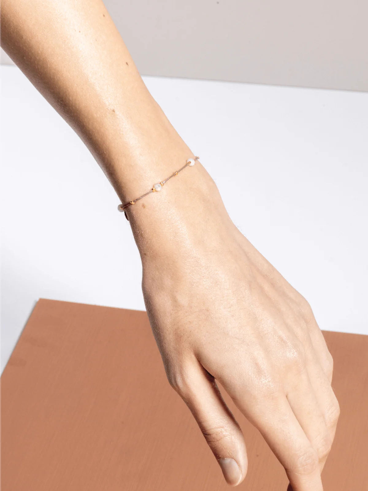 Yoomee Bracelete Crystal Dots Moonstone Grey Gold Plated