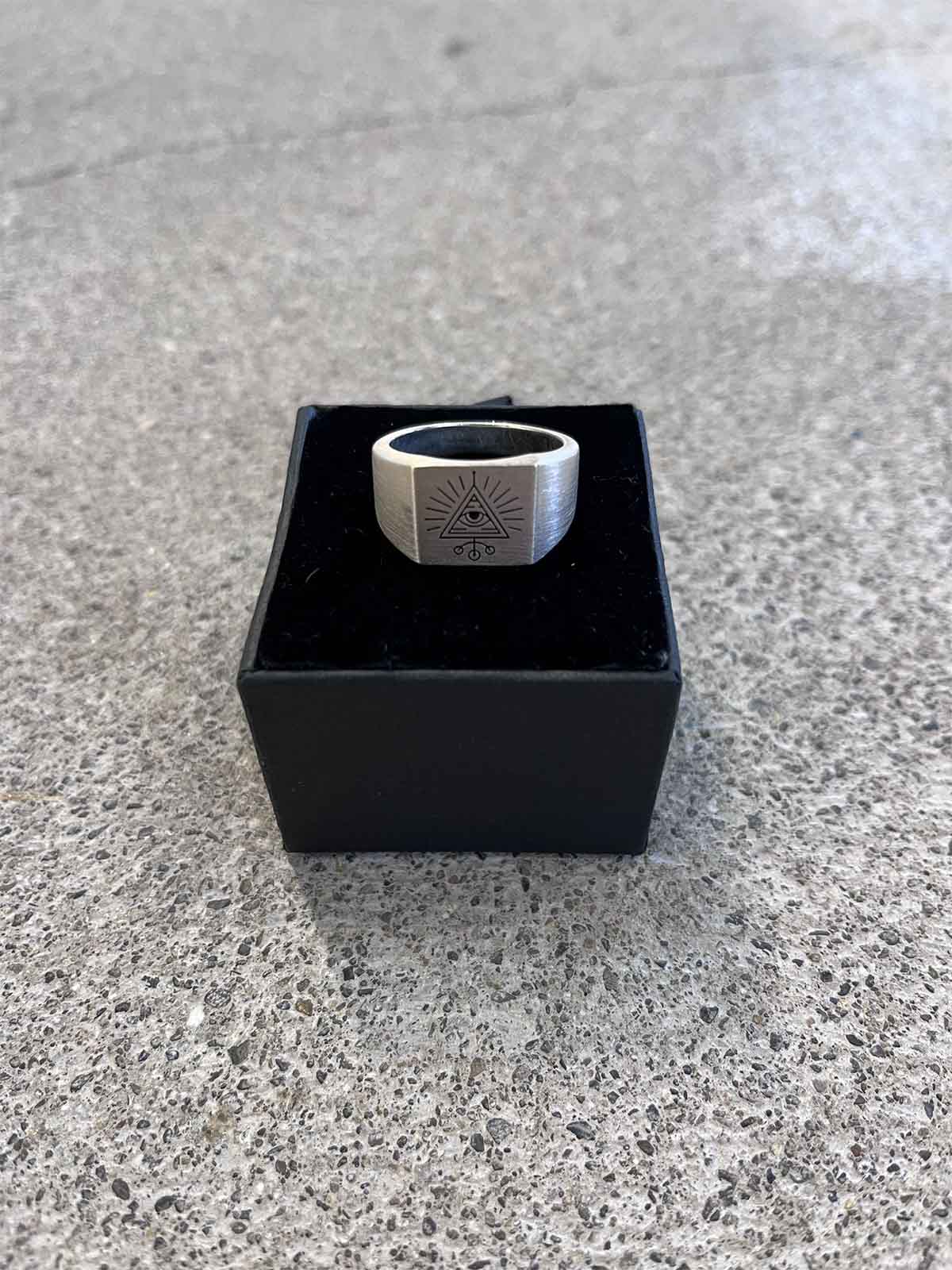 Visitor x Evelyne M Signet Ring Third Eye Silver